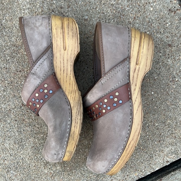 Dansko Pavan Taupe Milled Nubuck
Visit Women's Clogs size 39/ 8.5-9 - Picture 3 of 9